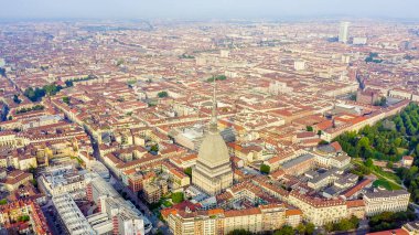 Torino, İtalya. Şehrin üzerinde uçuş. Köstebek Antonelliana. 121 metre yüksekliğinde kubbesi ve kulesi olan 19. yüzyıldan kalma bir bina.  