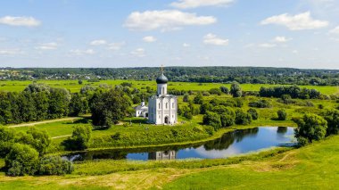Rusya, Bogolyubovo. Kilisenin Nerl 'deki şefaat görüşü. Ortodoks Kilisesi ve Ortaçağ Rusya 'sının bir sembolü, Havadan Bakış  