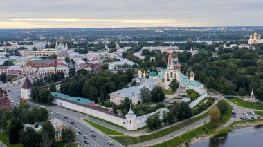 Yaroslavl, Rusya. Yaroslavl Spaso-Preobrazhensky Manastırı (Spaso-Yaroslavl Manastırı) - Yaroslavl 'daki antik bir erkek manastırı. Gün batımı, Hava Görünümü  