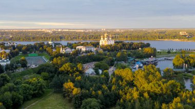 Yaroslavl, Rusya. Kutsal Bakire Meryem 'in Varsayımı Katedrali (Varsayım Katedrali). Gün batımı, Hava Görünümü  