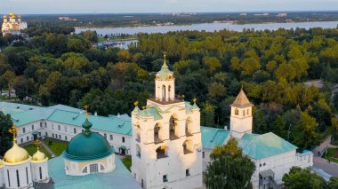Yaroslavl, Rusya. Yaroslavl Spaso-Preobrazhensky Manastırı (Spaso-Yaroslavl Manastırı) antik bir erkek manastırı. Gün batımı, Hava Görünümü  