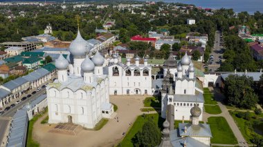 Rostov, Rusya. Rostov Kremlin. Kutsal Bakire Meryem 'in Varsayımı Katedrali. Büyük Rostov şehrinin ana ilgi odağı, Havadan Bakış  