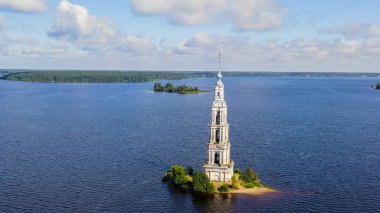 Kalyazin, Rusya. Kalyazin çan kulesi. Aziz Niklas Katedrali 'nin çan kulesi (su basmış çan kulesi olarak bilinir), Hava Görünümü  
