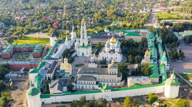 Sergiev Posad, Rusya. Trinity-Sergius Lavra, Rus Ortodoks Kilisesi 'nin en büyük erkek manastırıdır. Sergiev Posad şehrinin merkezinde yer almaktadır. Gün batımı ışığı, Hava Görünümü  