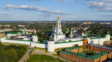 Sergiev Posad, Rusya. Trinity-Sergius Lavra, Rus Ortodoks Kilisesi 'nin en büyük erkek manastırıdır. Sergiev Posad şehrinin merkezinde yer almaktadır. Gün batımı ışığı, Hava Görünümü  