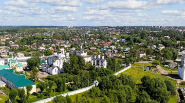 Pereslavl-Zalessky, Rusya. Aziz Nicholas Pereslavsky Manastırı. Bulutlu hava, yaz, hava manzarası  