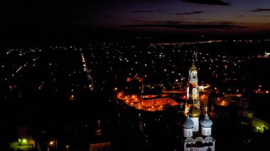 Sergiev Posad, Rusya. Trinity-Sergius Lavra, Rus Ortodoks Kilisesi 'nin en büyük erkek manastırıdır. Sergiev Posad şehrinin merkezinde yer almaktadır. Geceleri, Hava Görüntüsü  