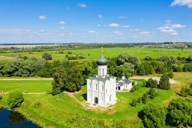 Rusya, Bogolyubovo. Kilisenin Nerl 'deki şefaat görüşü. Ortodoks kilisesi ve ortaçağ Rusya 'sının bir sembolü