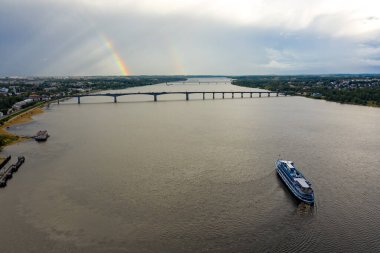Kostroma, Rusya. Volga Nehri seti, nehrin karşısındaki köprü. Yolcu gemileri. Gökkuşağı gökyüzünde. Hava görünümü