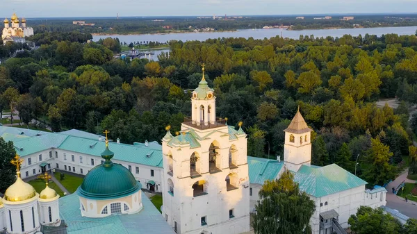 Yaroslavl, Rusya. Yaroslavl Spaso-Preobrazhensky Manastırı (Spaso-Yaroslavl Manastırı) antik bir erkek manastırı. Gün batımı, Hava Görünümü  