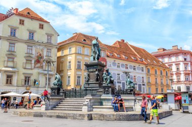 Graz, Avusturya - 19 Temmuz 2019: Hauptplatz 'daki Erzherzog Johann çeşmesi. Erzherzog-Johann-Brunnendenkmal Çeşmesi)