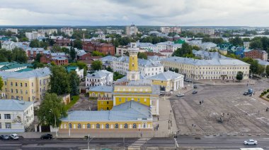 Kostroma, Rusya - 12 Ağustos 2020: Kostroma 'daki yangın kulesi - klasik çağın mimari bir anıtı, merkezi Susaninskaya meydanının ana süslemesi, Havadan Bakış  