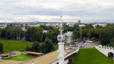 Rusya, Yaroslavl - 13 Ağustos 2020: Volga nehir seti, Volzhskaya kulesi, Aerial View  