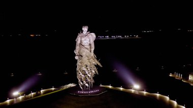 Rzhev, Rusya - 20 Ağustos 2020: Rzhev Anıtı, 1942-1943 yılları arasında Rzhev yakınlarında ölen Sovyet askerlerinin anısına adanmıştır. Gece Vakti, Hava Görüntüsü  