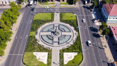 Krasnodar, Rusya - 29 Ağustos 2020: Alexandrovsky Bulvarı Parkı. Kutsal Büyük Şehit Catherine 'in fıskiyeli anıtı. Hava görüntüsü, Hava Görüntüsü  