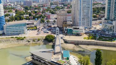 Krasnodar, Rusya - 29 Ağustos 2020: Öpücükler Köprüsü. Kubanskaya seti üzerinde yeni yerleşim yerleri. Kuban Nehri. Yazın şehir üzerinde uçuş, Hava Manzarası  