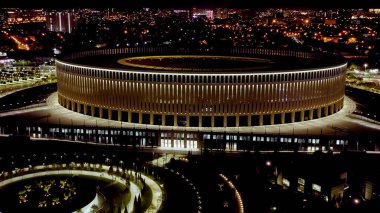 Krasnodar, Rusya - 29 Ağustos 2020: Krasnodar - Krasnodar şehrindeki bir futbol stadyumu. Halk Parkı Krasnodar (Galitsky Parkı). Gece parkın üzerinde uçarken, Aerial View  