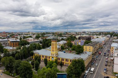 Yaroslavl, Rusya - 13 Ağustos 2020: Şehrin simgesi - 1 numaralı itfaiye istasyonu. Ateş Sütunu