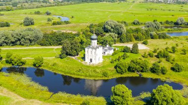 Rusya, Bogolyubovo. Kilisenin Nerl 'deki şefaat görüşü. Ortodoks Kilisesi ve Ortaçağ Rusya 'sının bir sembolü, Havadan Bakış  