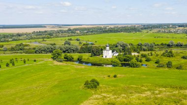 Rusya, Bogolyubovo. Kilisenin Nerl 'deki şefaat görüşü. Ortodoks Kilisesi ve Ortaçağ Rusya 'sının bir sembolü, Havadan Bakış  