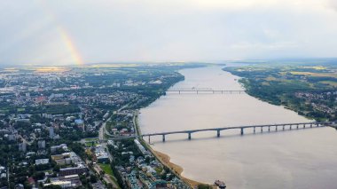 Kostroma, Rusya. Kostroma şehrinin tarihi merkezi üzerinde uçuş. Gökkuşağı ve Volga Nehri, Hava Görüntüsü  