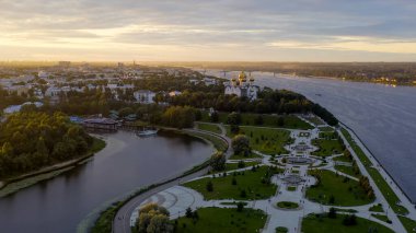 Yaroslavl, Rusya. Strelka (Spit), Kotorosl Volga Nehri 'ne akar. Gün batımı, Hava Görünümü  