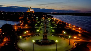 Yaroslavl, Rusya. Strelka (Spit), Kotorosl Volga Nehri 'ne akar. Gün batımından sonra şehir ışıkları, alacakaranlık, hava manzarası  