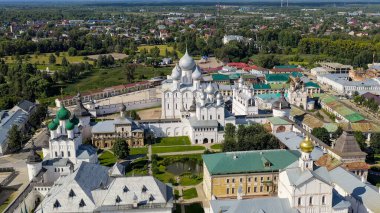 Rostov, Rusya. Rostov Kremlin. Kutsal Bakire Meryem 'in Varsayımı Katedrali. Büyük Rostov şehrinin ana ilgi odağı, Havadan Bakış  