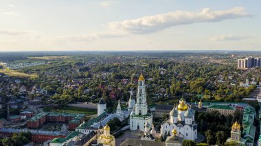 Sergiev Posad, Rusya. Trinity-Sergius Lavra, Rus Ortodoks Kilisesi 'nin en büyük erkek manastırıdır. Sergiev Posad şehrinin merkezinde yer almaktadır. Gün batımı ışığı, Hava Görünümü  