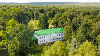Yasnaya Polyana, Rusya. Lev Nikolaevich Tolstoy, Yasnaya Polyana 'da doğdu ve hayatının çoğunu Havadan Bakış' ta geçirdi.  