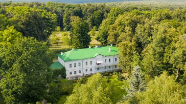 Yasnaya Polyana, Rusya. Lev Nikolaevich Tolstoy, Yasnaya Polyana 'da doğdu ve hayatının çoğunu Havadan Bakış' ta geçirdi.  