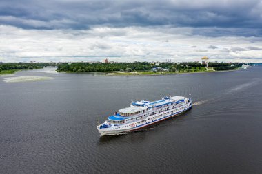 Yaroslavl, Rusya. Yolcu gemisi Pavel Bozhov Yaroslavl 'daki Spit Park' tan geçiyor. Kotorosl, Volga Nehri 'ne akar. Hava bulutlu. Hava görünümü