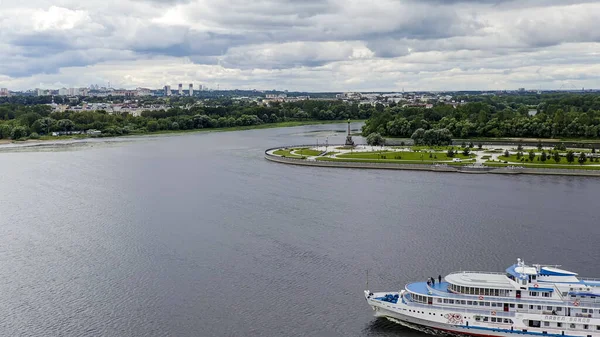 Ryssland Yaroslavl Augusti 2020 Kryssningsfartyget Pavel Bozhev Passerar Längs Volga — Stockfoto