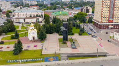 Ivanovo, Rusya - 12 Ağustos 2020: şehir merkezi üzerinde uçuş. Devrim karesi. 1905 Devrimi 'nin Savaşçıları Anıtı, Havadan Bakış  