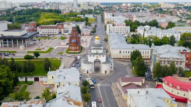 Rusya, Vladimir - 11 Ağustos 2020: şehir üzerinde uçuş. Şehrin en önemli gösterilerinden biri Altın Kapı, Havadan Bakış  