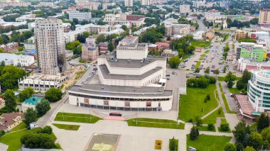 Ivanovo, Rusya - 12 Ağustos 2020: şehir merkezi üzerinde uçuş. Ivanovo Bölgesel Tiyatrosu, Hava Görüntüsü  