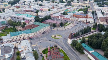 Rusya, Yaroslavl - 14 Ağustos 2020: Yaroslavl 'ın kurucusu Bilge Prens Yaroslav' ın anıtı Yaroslavl 'ın merkezindeki Epiphany Meydanı' nda yer almaktadır.  