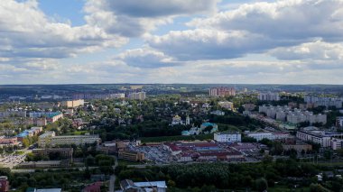 Dmitrov, Rusya - 19 Ağustos 2020: Dmitrov Kremlin 'de bulunan Kutsal Bakire Meryem' in Varsayımı Katedrali. 16. yüzyılın başlarından bir mimari anıt, Havadan Bakış  