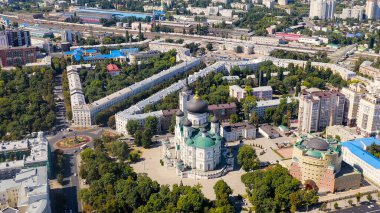 Voronezh, Rusya - 23 Ağustos 2020: Rusya Ortodoks Kilisesi, Voronezh Büyükşehir Kilisesi 'nin ana tapınağı, Havadan Bakış  