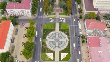 Krasnodar, Rusya - 27 Ağustos 2020: Alexandrovsky Bulvarı. Kutsal Büyük Şehit Catherine 'in fıskiyeli anıtı. Zafer Kemeri. Hava görüntüsü, Hava Görüntüsü  