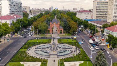 Krasnodar, Rusya - 27 Ağustos 2020: Alexandrovsky Bulvarı. Kutsal Büyük Şehit Catherine 'in fıskiyeli anıtı. Zafer Kemeri. Hava görüntüsü, Hava Görüntüsü  
