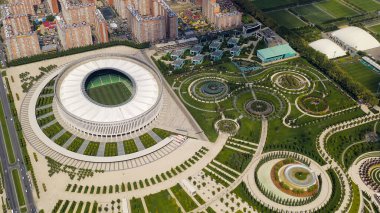 Krasnodar, Rusya - 29 Ağustos 2020: Krasnodar - Krasnodar şehrindeki bir futbol stadyumu. Halk Parkı Krasnodar (Galitsky Parkı). Yaz hava manzarası, Hava manzarası  