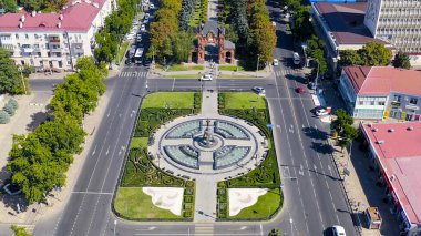 Krasnodar, Rusya - 29 Ağustos 2020: Alexandrovsky Bulvarı Parkı. Kutsal Büyük Şehit Catherine 'in fıskiyeli anıtı. Hava görüntüsü, Hava Görüntüsü  