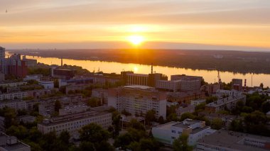 Perma, Rusya. Gün batımında Perm şehrinin manzarası. Kama Nehri, Hava Görüntüsü  