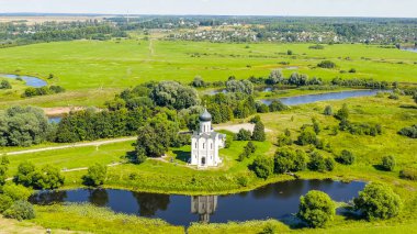Rusya, Bogolyubovo. Kilisenin Nerl 'deki şefaat görüşü. Ortodoks Kilisesi ve Ortaçağ Rusya 'sının bir sembolü, Havadan Bakış  