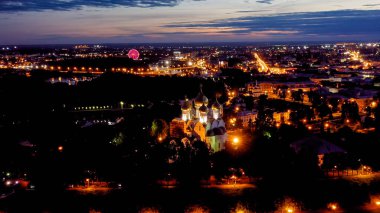 Yaroslavl, Rusya. Kutsal Bakire Meryem 'in Varsayımı Katedrali (Varsayım Katedrali). Gün batımından sonra şehir ışıkları, alacakaranlık, hava manzarası  