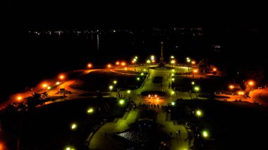 Yaroslavl, Rusya. Strelka (Spit), Kotorosl Volga Nehri 'ne akar. Gece şehir ışıkları, Hava Manzarası  