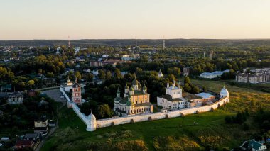 Pereslavl-Zalessky, Rusya. Dormition Goritsky Manastırı eski bir Ortodoks manastırıdır. Batan güneşin ışığında, Hava Manzarası  
