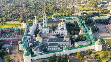 Sergiev Posad, Rusya. Trinity-Sergius Lavra, Rus Ortodoks Kilisesi 'nin en büyük erkek manastırıdır. Sergiev Posad şehrinin merkezinde yer almaktadır. Gün batımı ışığı, Hava Görünümü  