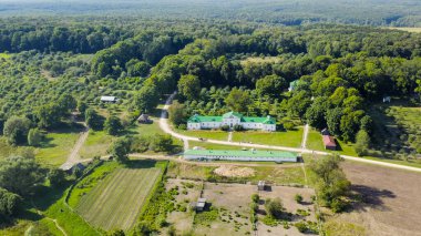 Yasnaya Polyana, Rusya. Lev Nikolaevich Tolstoy, Yasnaya Polyana 'da doğdu ve hayatının çoğunu Havadan Bakış' ta geçirdi.  